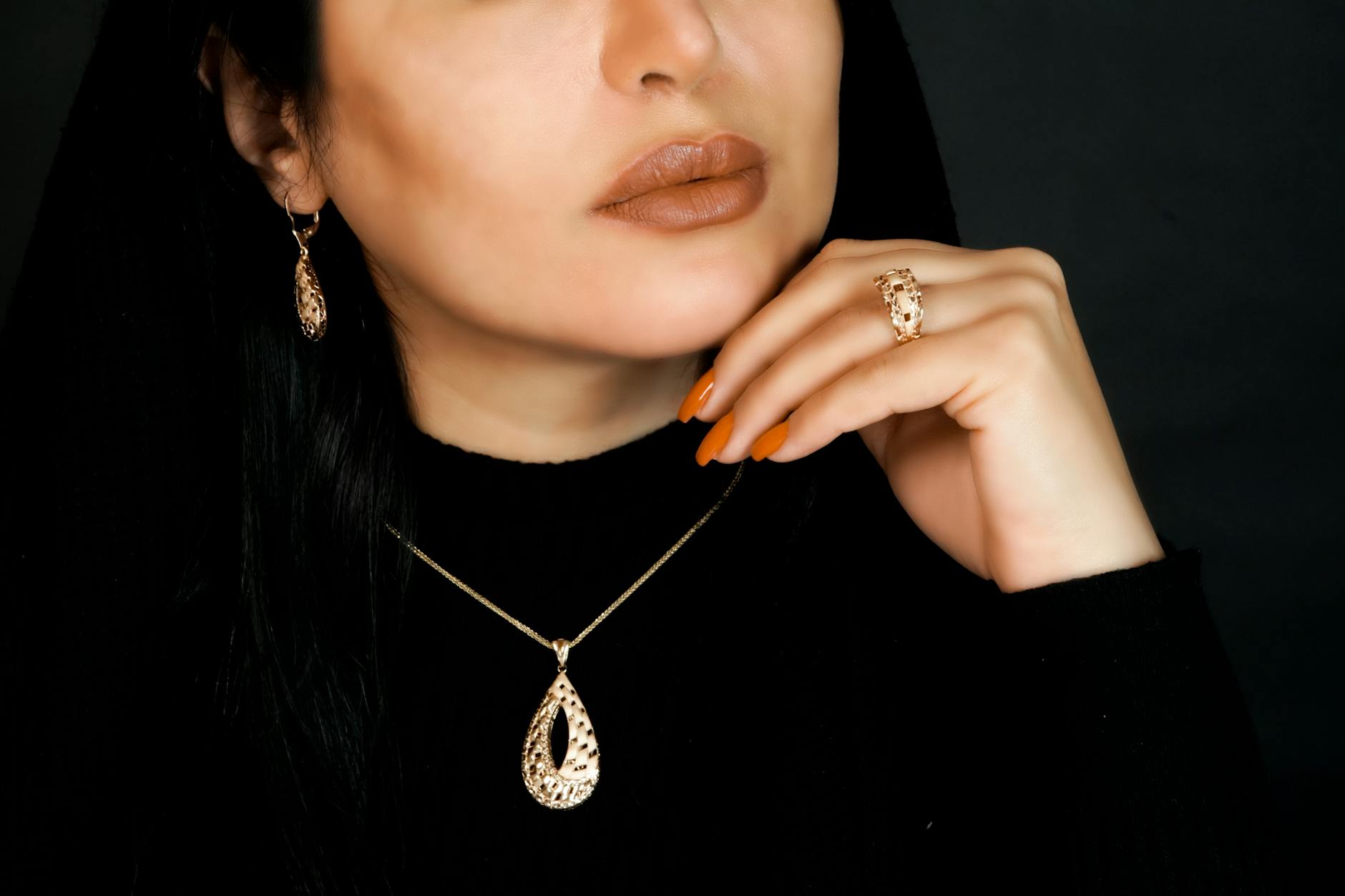 Femme avec bijoux en or