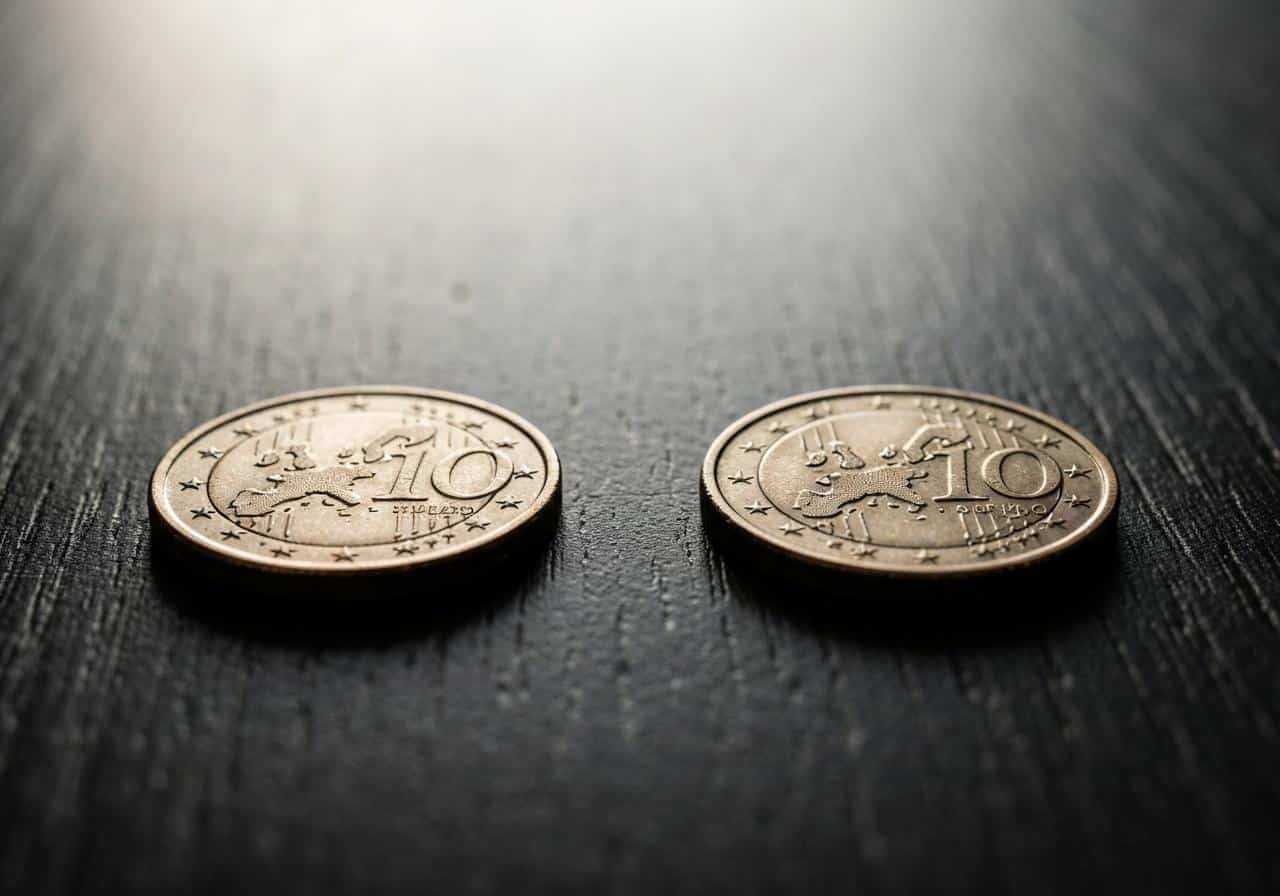 Pièces de 2 euros commémoratives Monaco Vatican Saint-Marin alignées