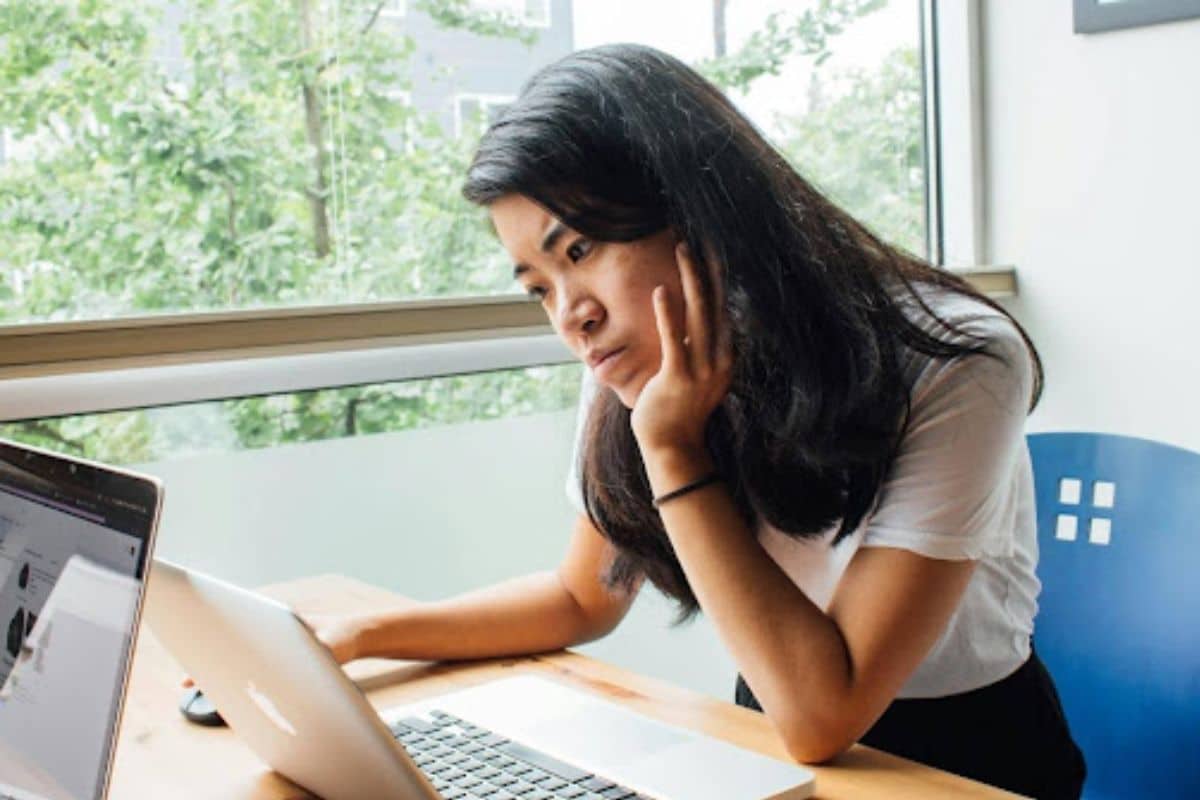 Femme qui réfléchit devant son pc