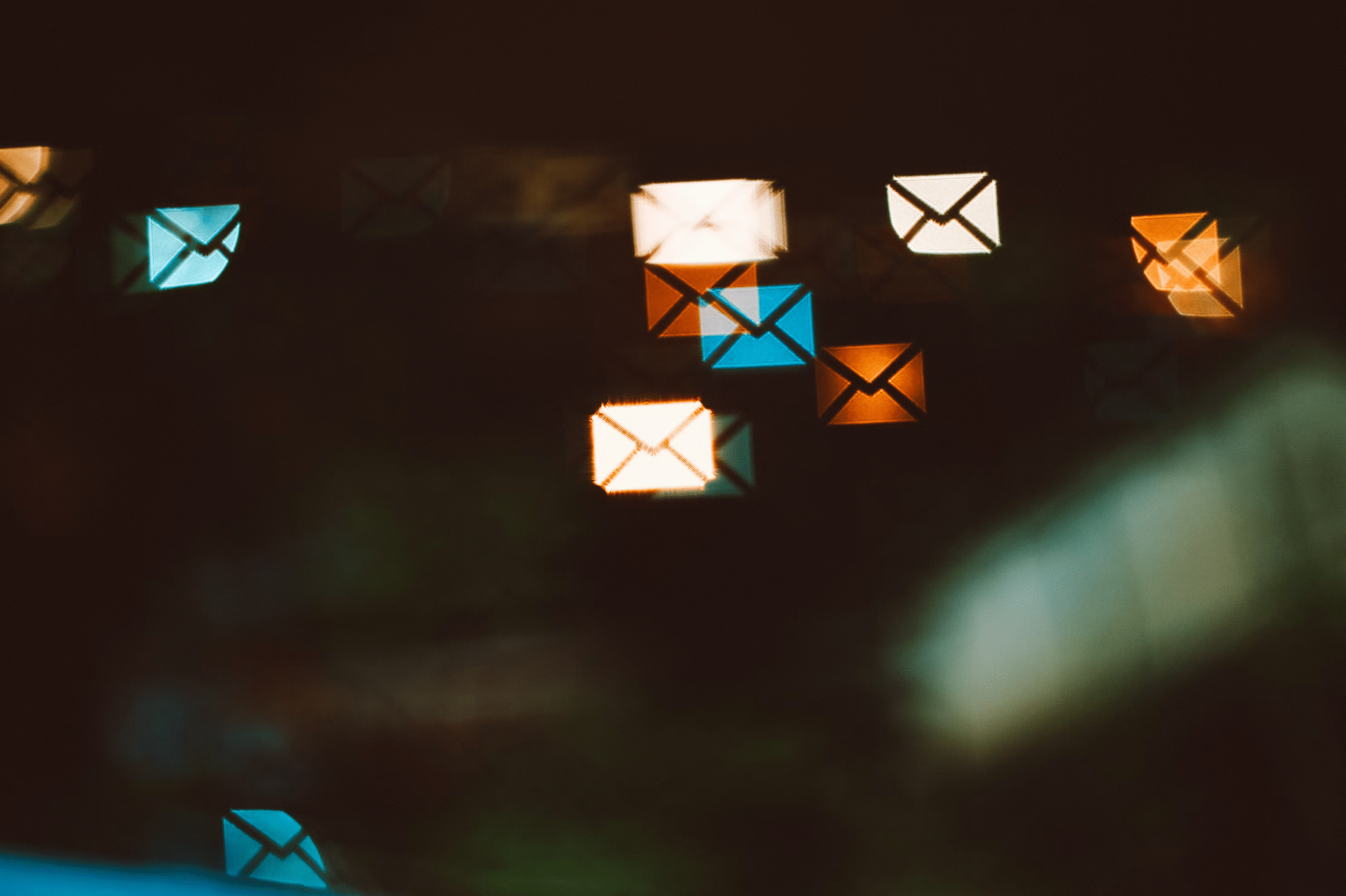 Lumières bokeh en forme d'enveloppes